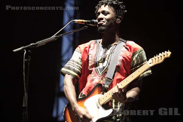 BLOC PARTY - 2009-08-28 - SAINT CLOUD - Domaine National - Scene de la Cascade - Rowland Kelechukwu Okereke